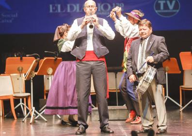 Imagen secundaria 1 - Arriba las danzantes de los Coros y Danzas de Santander. Abajo, Paco san José y El Cachas y la soprano ucraniana Anastasia Golub.