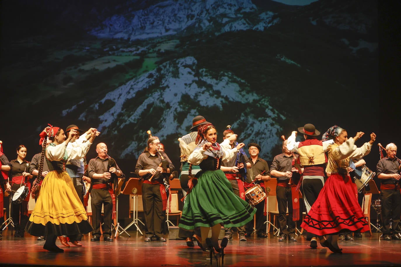 Las danzantes de los Coros y Danzas de Santander bailaron al son de la Banda de Gaitas de Cantabria.