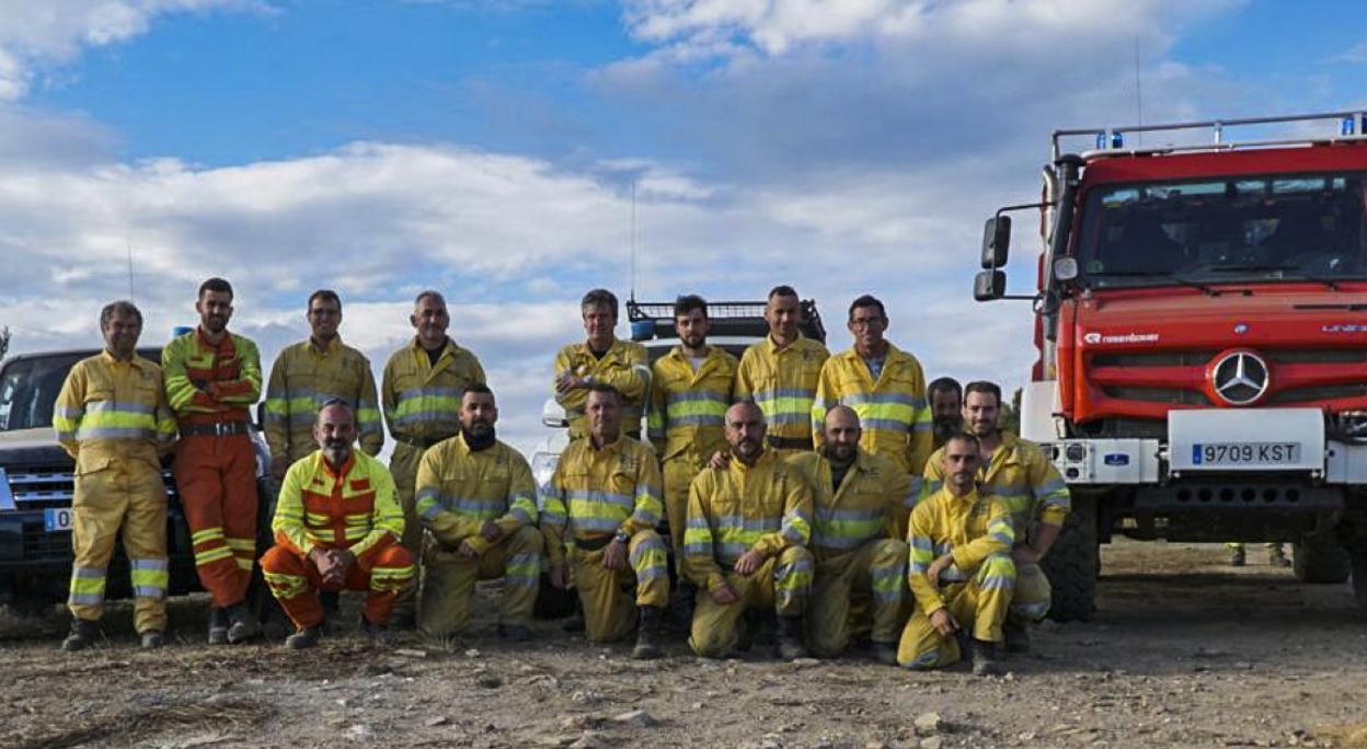 Miembros del equipo de bomberos forestales y agentes del Medio Natural de Cantabria que actuaron de refuerzo en el incendio de Zamora. 