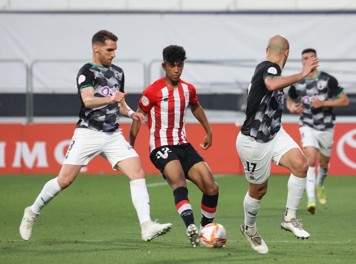 Malcom controla el balón en presencia de Fausto Tienza en el partido que enfrentó al Racing y al Bilbao Athletic esta temporada.