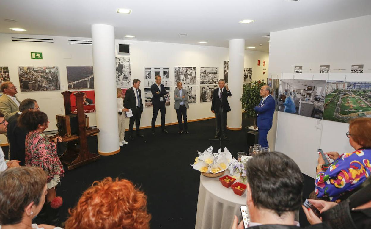 El presidente de Editorial Cantabria, Luis Revenga, toma la palabra durante la cita, ayer, en el Teatro Concha Espina. 