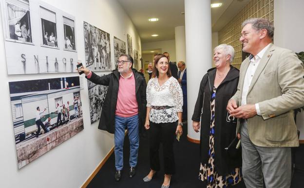 La presentación estuvo colmada de caras conocidas de la ciudad. De izquierda a derecha, Miguel Rincón, Marta Fernández-Teijeiro, Blanca Rosa Gómez Morante y Jorge Oliveira.