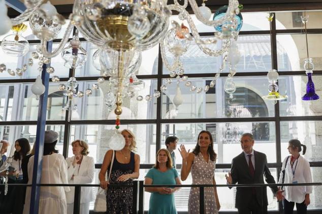 La Reina visita junto a las parejas de jefe de Estado y de Gobierno de la OTAN la Fábrica de Vidrio en La Granja de San Idelfonso. 