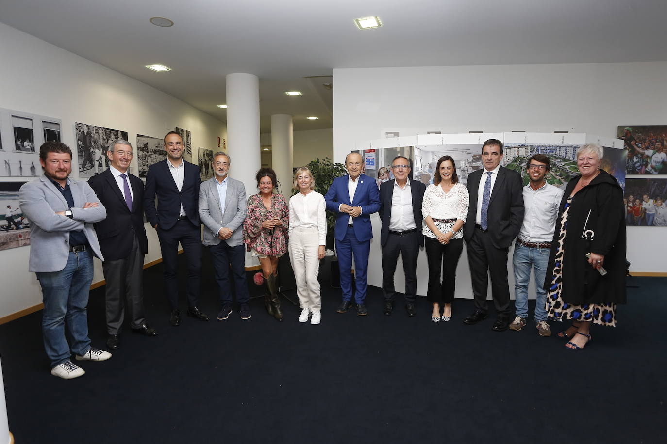 De izquierda a derecha, Jesús Sánchez, Luis Revenga, Javier López Estrada, Pedro García Carmona, Esther Vélez, Teresa Cobo, Francisco Javier López Marcano, José Manuel Cruz Viadero, Marta Fernández-Teijeiro, Ignacio Pérez, Borja Sainz y Blanca Rosa Gómez Morante, este miércoles, en la inauguración de la exposición en Torrelavega. 