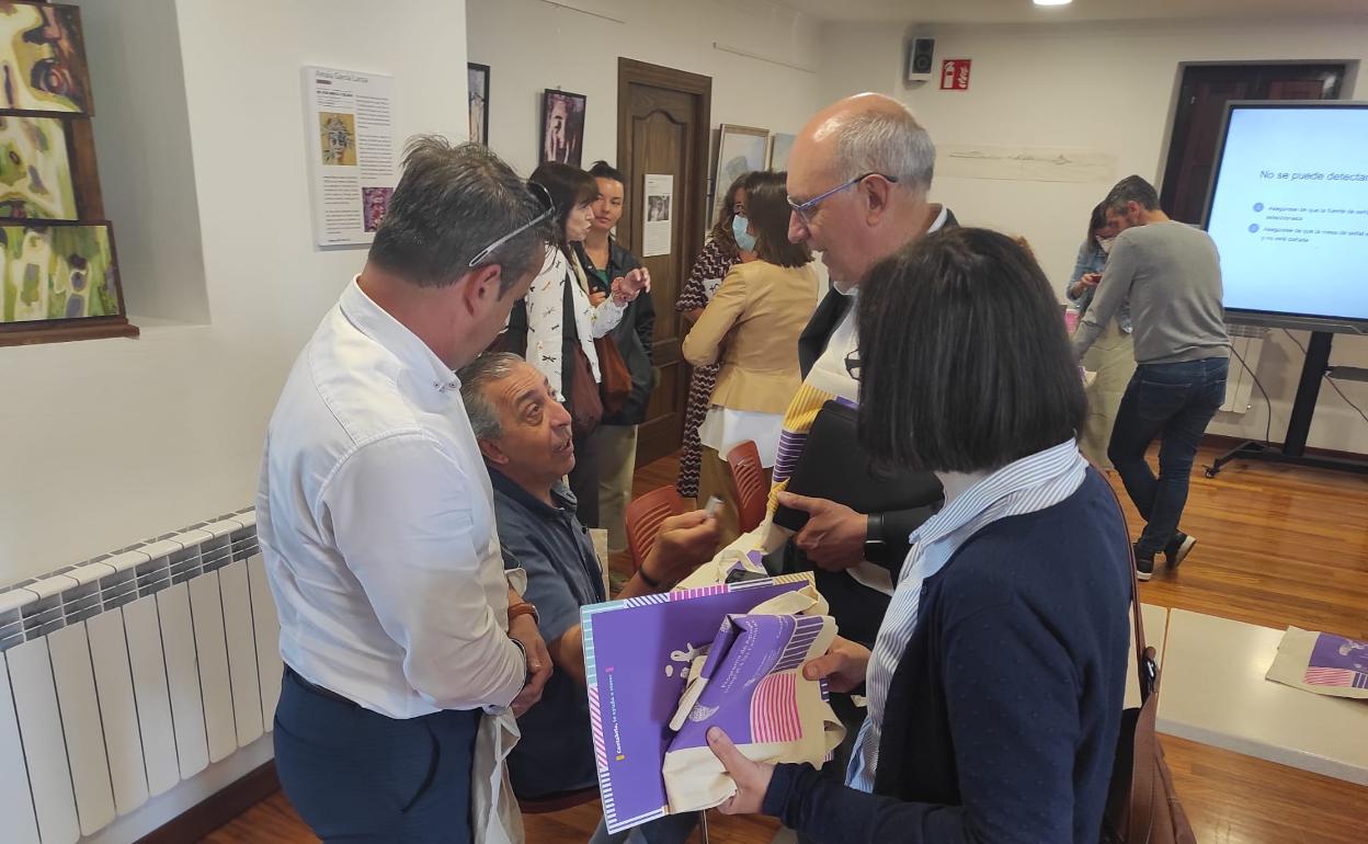 Participantes, momentos previos a la celebración de la mesa. 