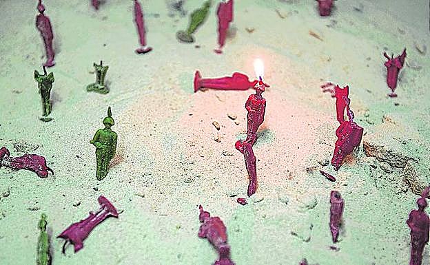 Muertos. Kalashnik quema a los soldados en el campo de batalla.