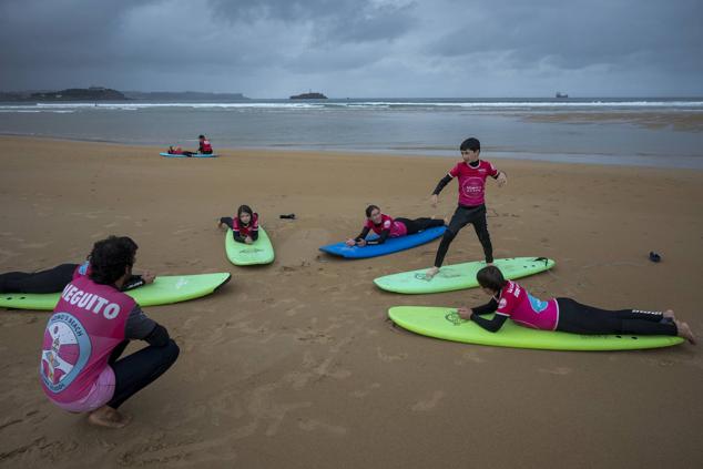 Los niños aprenden a surfear jugando.