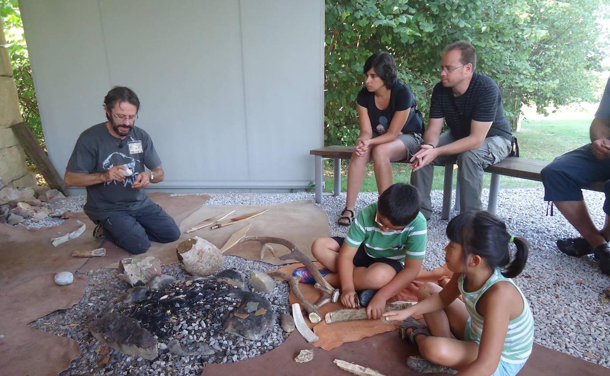 Imagen de un taller celebrado al aire libre en temporada estival en Altamira.