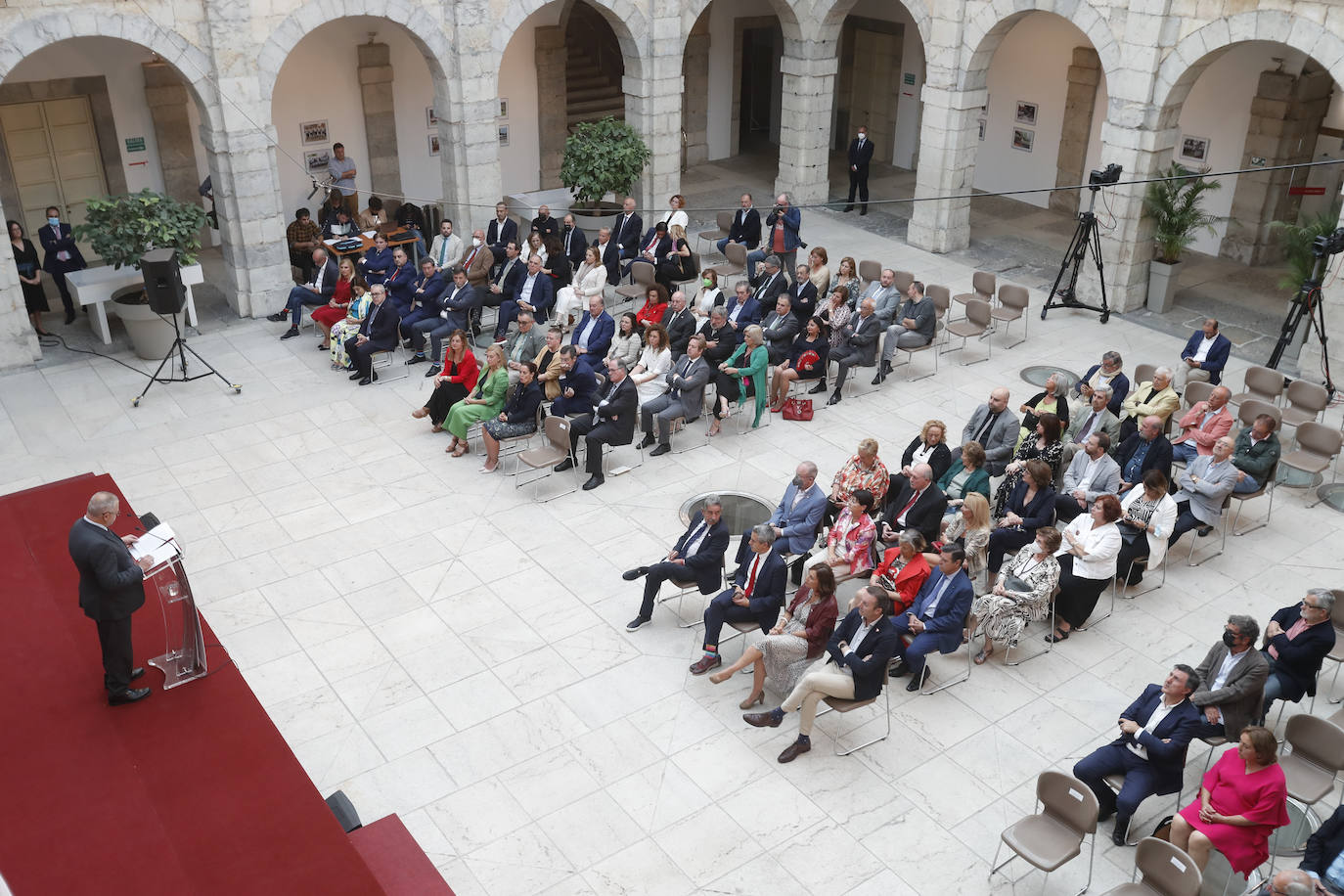 El acto de reconocimiento a los diputados se celebró en el Parlamento de Cantabria