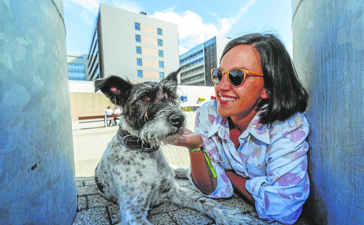 La tecnóloga María Merino posa con el 'dogtor' Rommel en el exterior del Hospital Valdecilla.