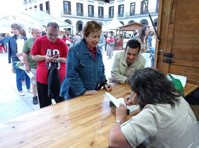 La inaguración de la feria tuvo un carácter multitudinario.