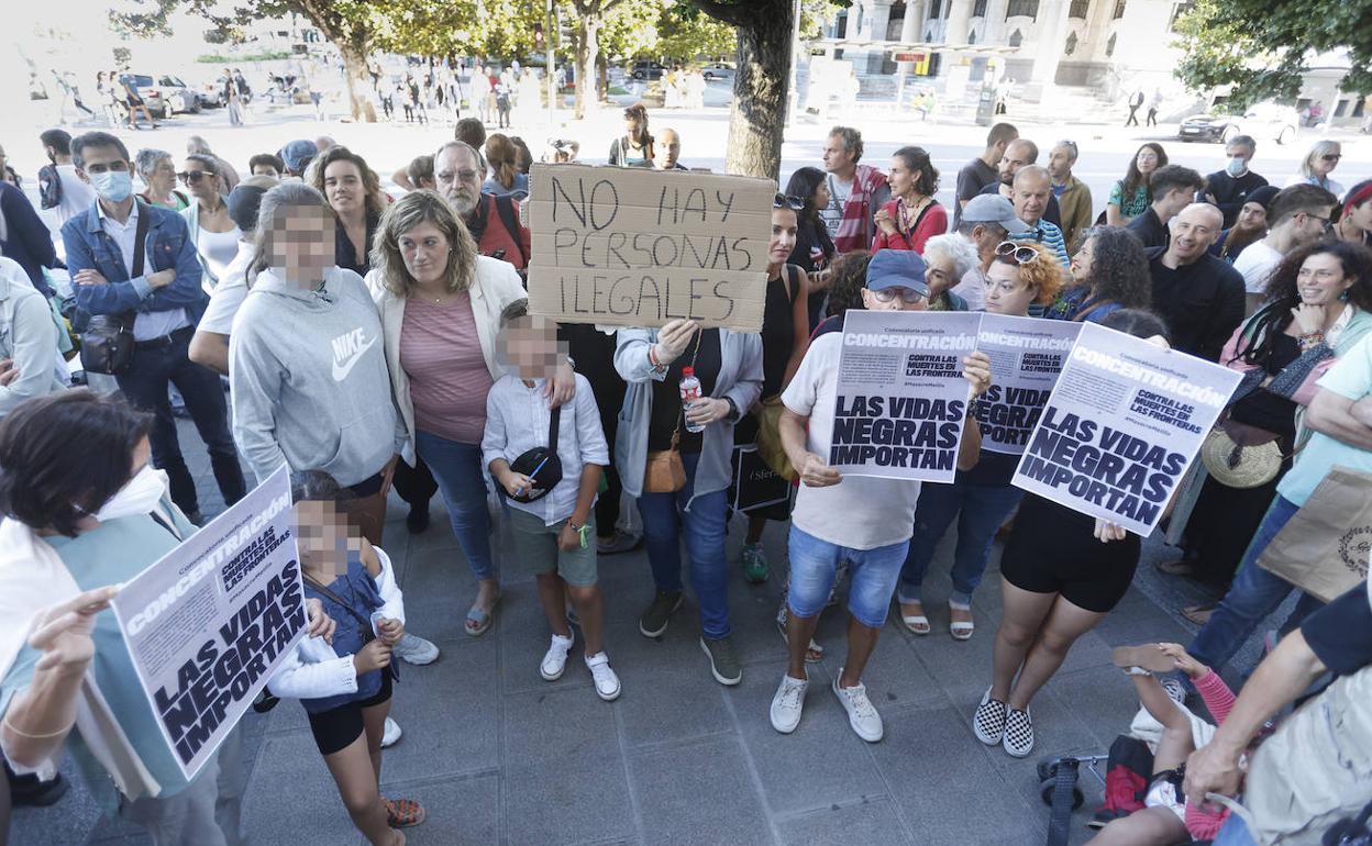 Participantes en el acto frente a la Delegación del Gobierno. 