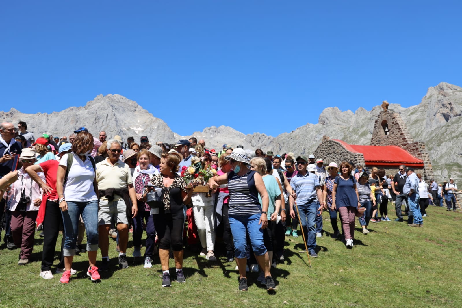 Cientos de romeros participaron en la fiesta de la Virgen de la Salud en Áliva. 