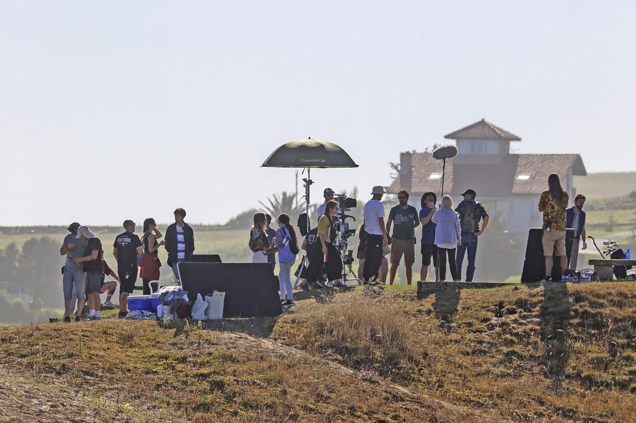 El equipo de rodaje ayer en el Campo de Golf de Oyambre donde se grabaron las últimas escenas en Cantabria.