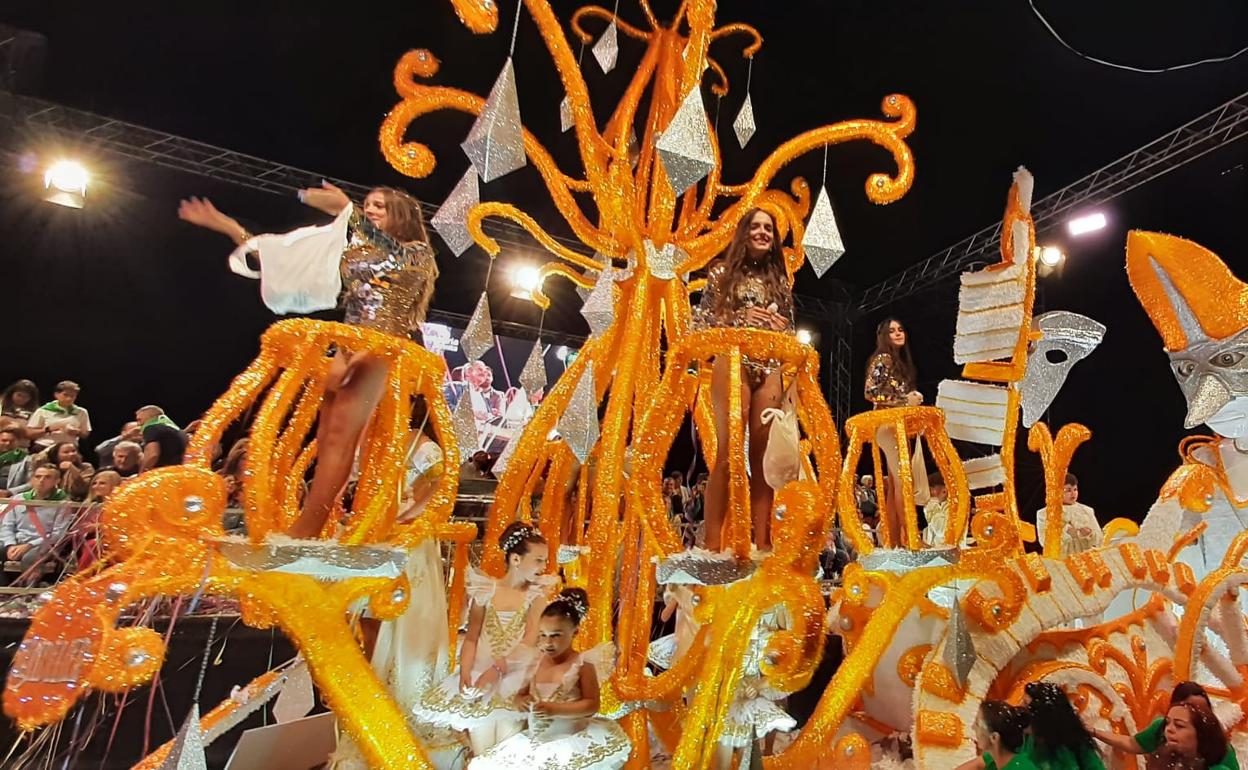 Una fantasía en tonos anaranjados y amarillos se hizo con el premio principal de la fiesta castreña.