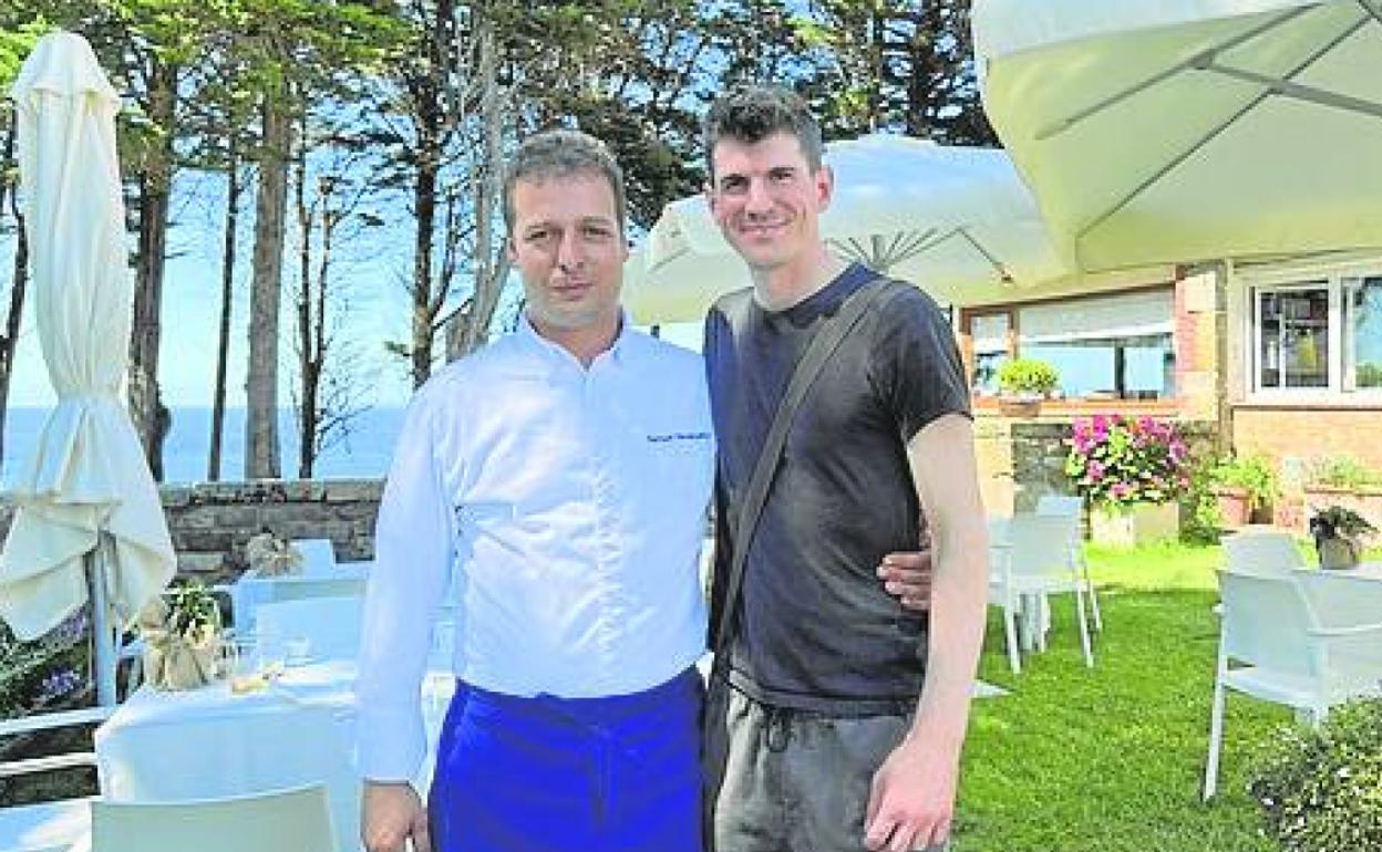 Samuel Fernández es el jefe de cocina y propietario, y Rubén Feijóo, jefe de sala.