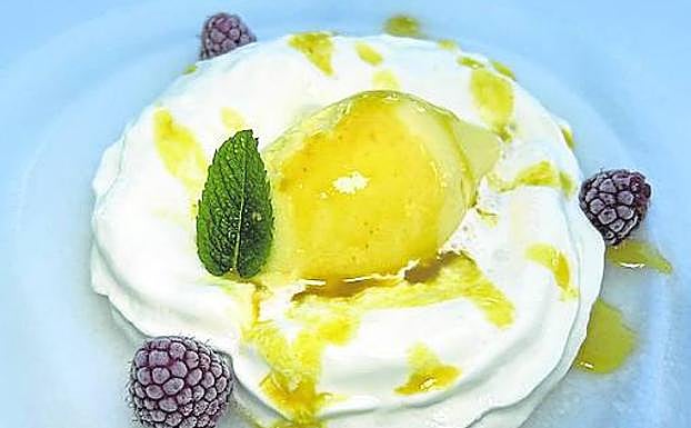 Yogur ligero con mango helado y frambuesa. 