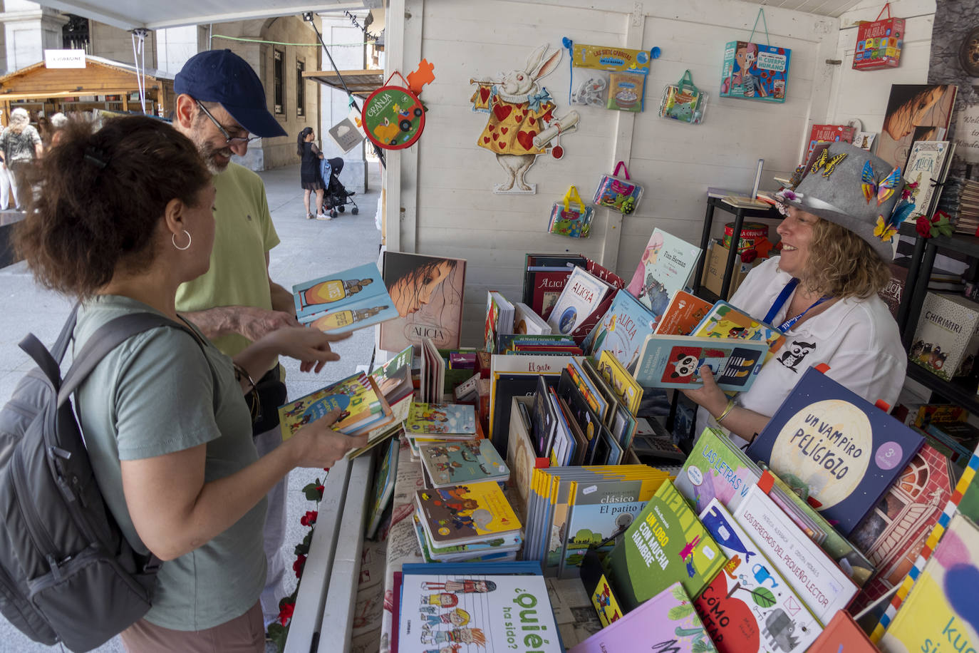 Fotos: Imágenes de la Feria del Libro de Santander, este sábado