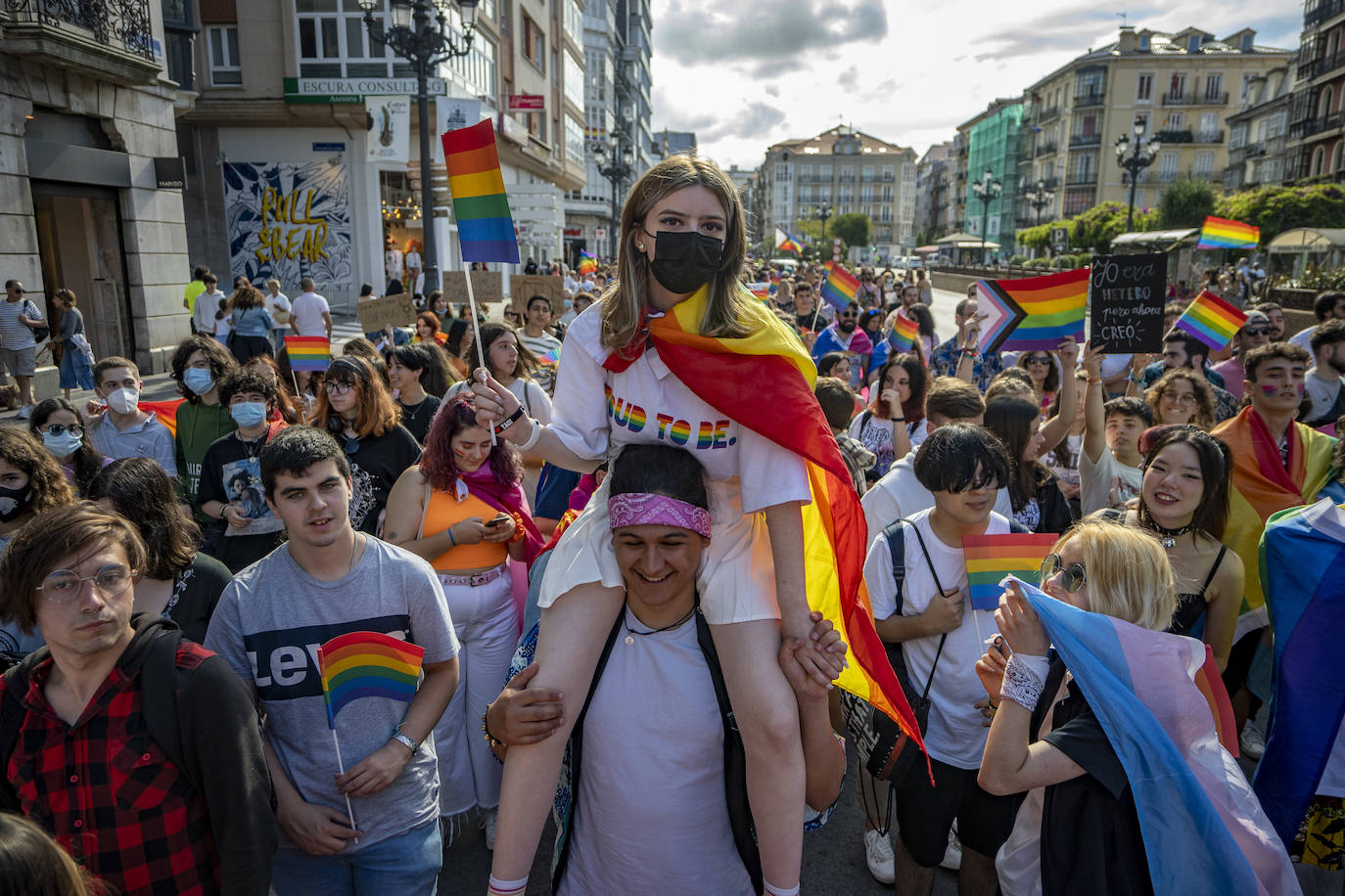 Cientos de personas se han sumado este sábado por la tarde a la manifestación en Santander del Día del Orgullo LGTBI+, en un ambiente reivindicativo y festivo desde la Plaza de Numancia a la de Alfonso XXIII.