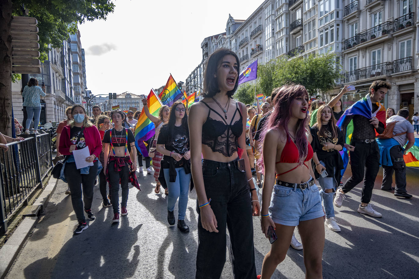 Cientos de personas se han sumado este sábado por la tarde a la manifestación en Santander del Día del Orgullo LGTBI+, en un ambiente reivindicativo y festivo desde la Plaza de Numancia a la de Alfonso XXIII.