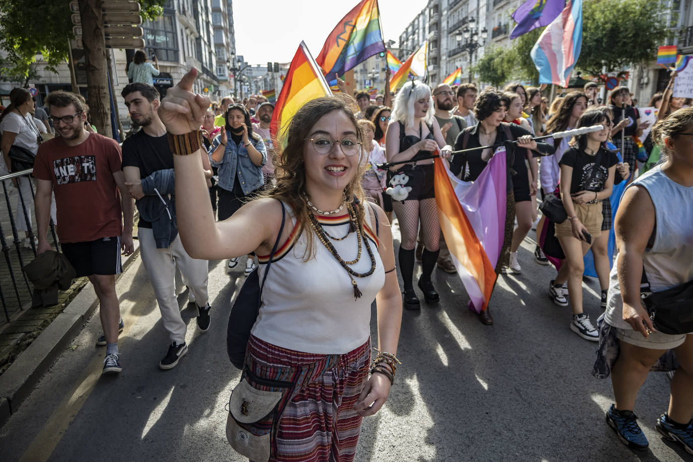 Cientos de personas se han sumado este sábado por la tarde a la manifestación en Santander del Día del Orgullo LGTBI+, en un ambiente reivindicativo y festivo desde la Plaza de Numancia a la de Alfonso XXIII.