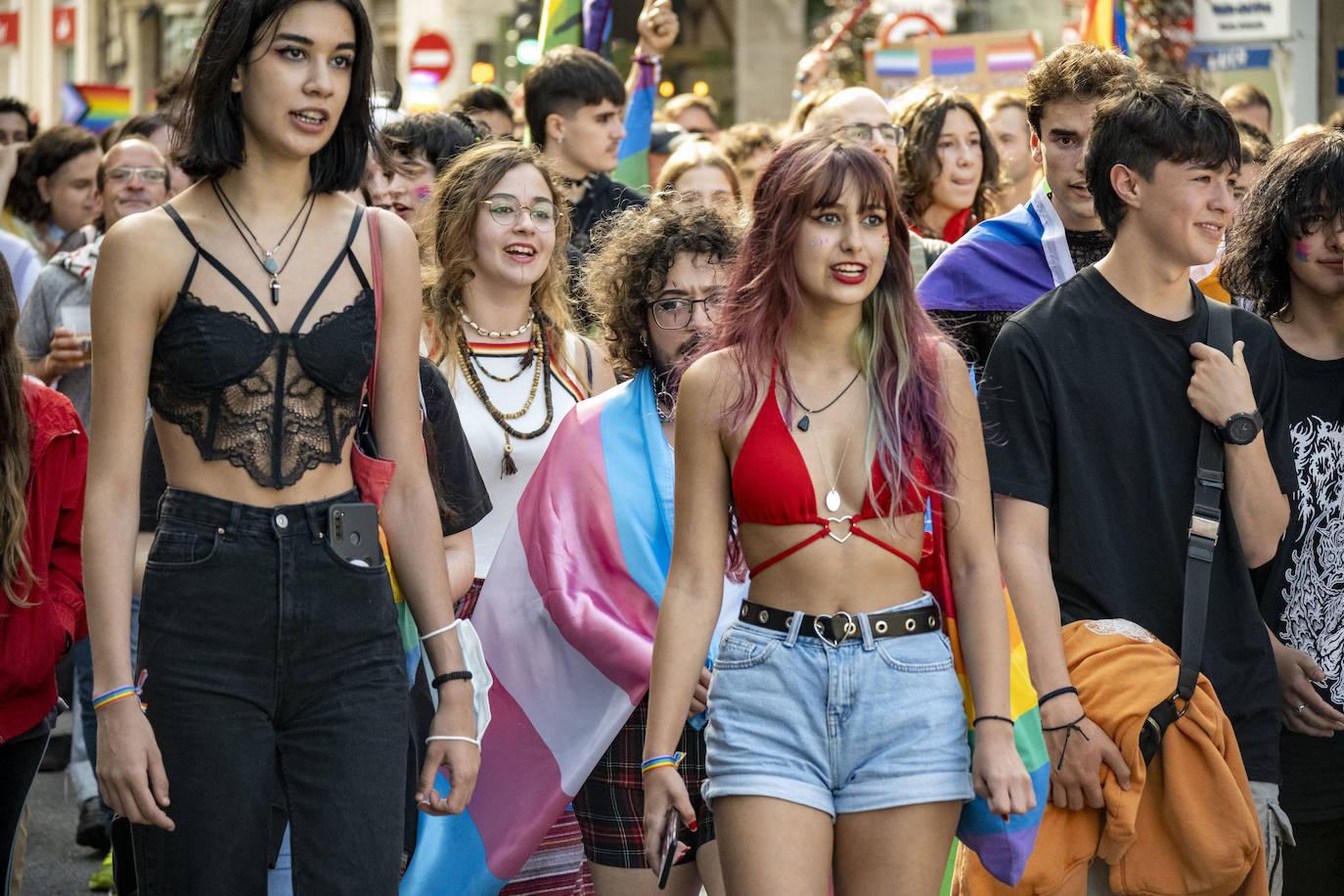 Cientos de personas se han sumado este sábado por la tarde a la manifestación en Santander del Día del Orgullo LGTBI+, en un ambiente reivindicativo y festivo desde la Plaza de Numancia a la de Alfonso XXIII.