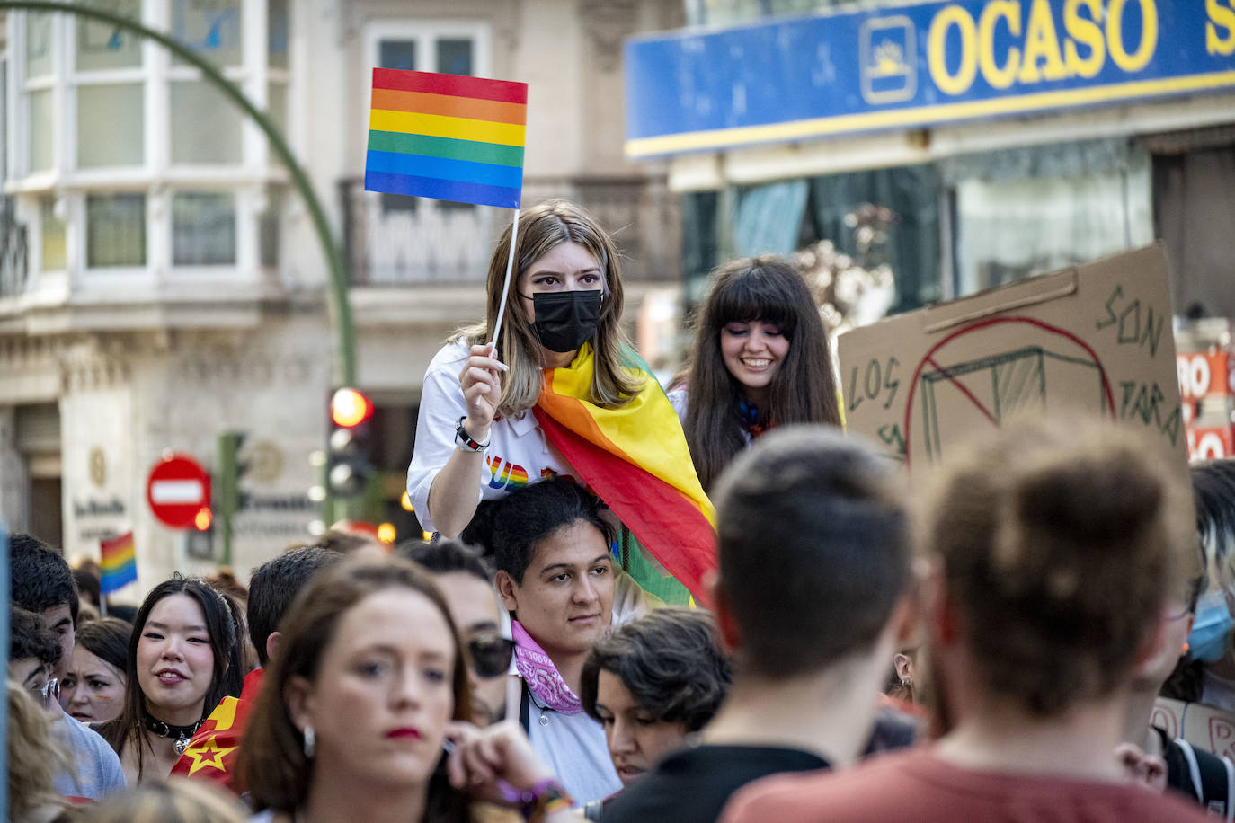 Cientos de personas se han sumado este sábado por la tarde a la manifestación en Santander del Día del Orgullo LGTBI+, en un ambiente reivindicativo y festivo desde la Plaza de Numancia a la de Alfonso XXIII.