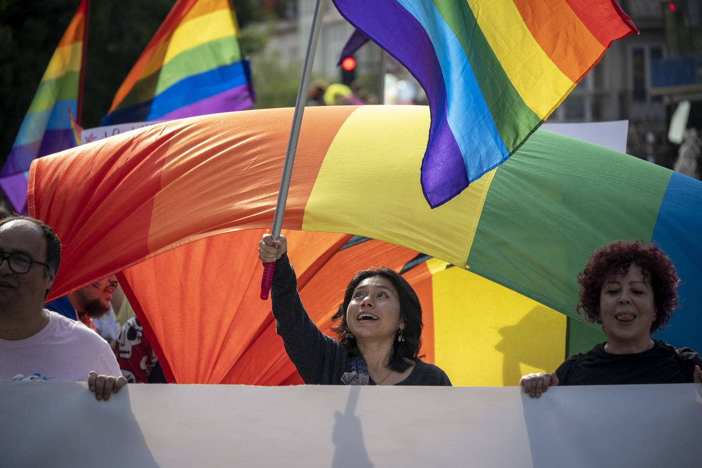 Cientos de personas se han sumado este sábado por la tarde a la manifestación en Santander del Día del Orgullo LGTBI+, en un ambiente reivindicativo y festivo desde la Plaza de Numancia a la de Alfonso XXIII.