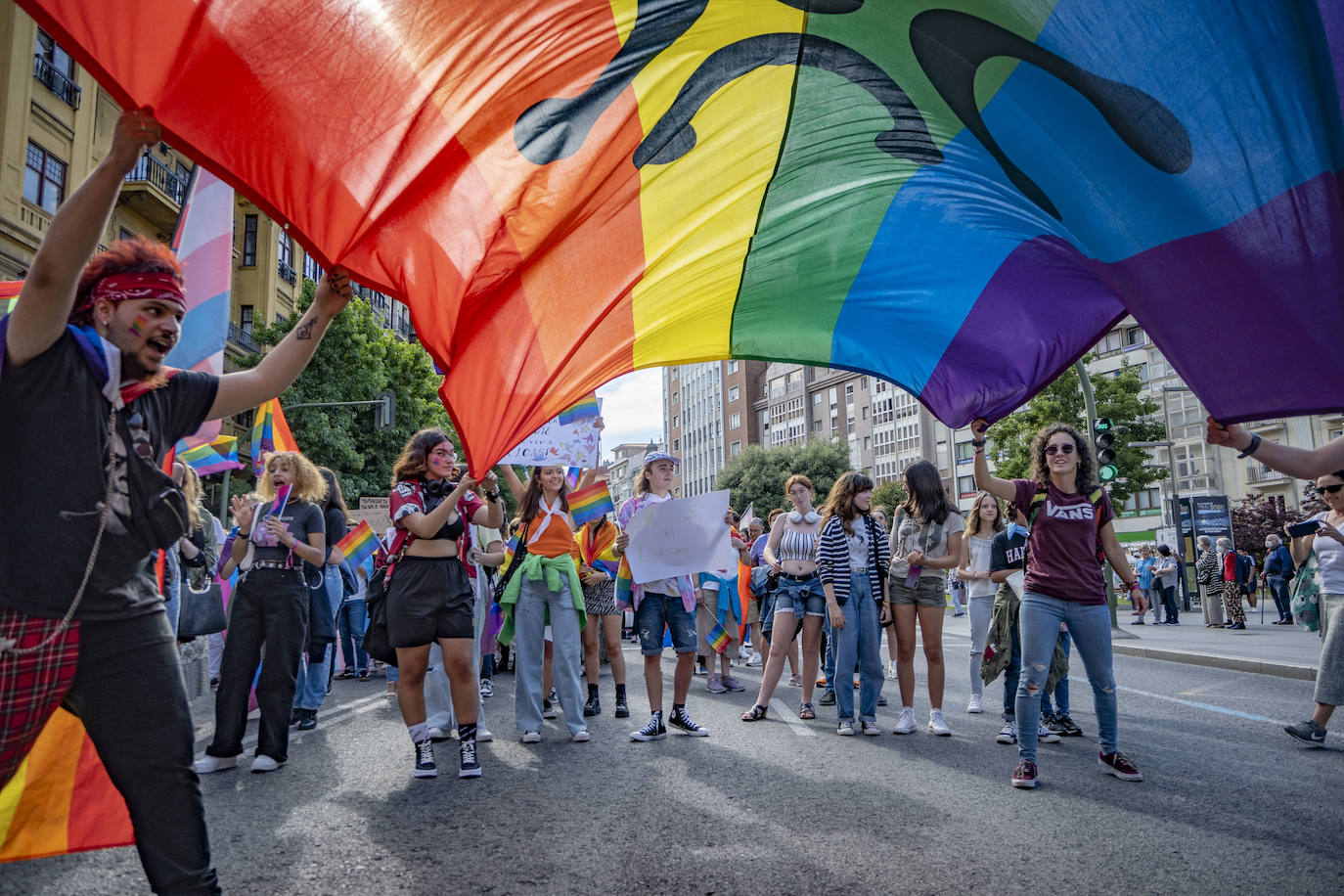 Cientos de personas se han sumado este sábado por la tarde a la manifestación en Santander del Día del Orgullo LGTBI+, en un ambiente reivindicativo y festivo desde la Plaza de Numancia a la de Alfonso XXIII.