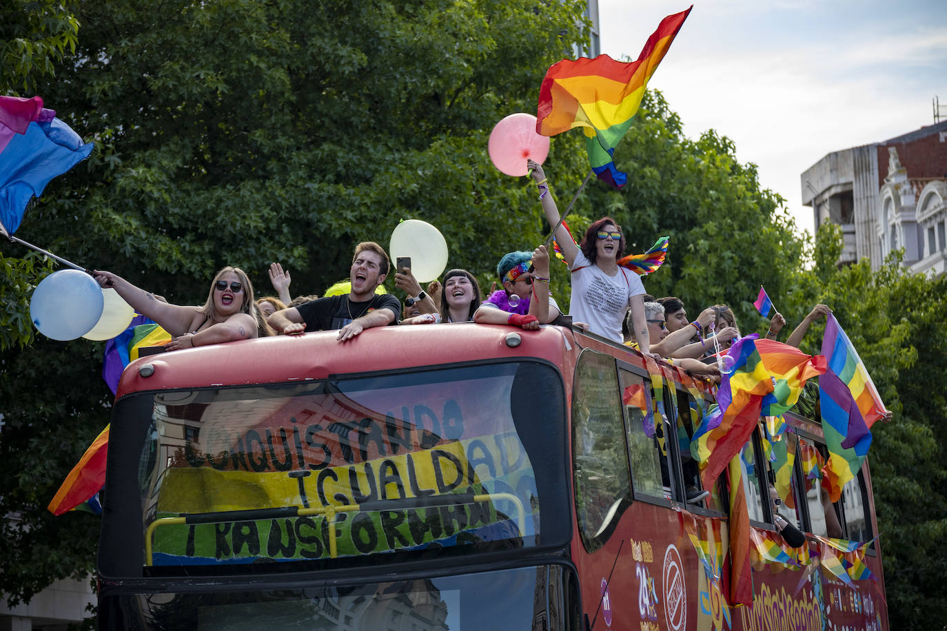 Cientos de personas se han sumado este sábado por la tarde a la manifestación en Santander del Día del Orgullo LGTBI+, en un ambiente reivindicativo y festivo desde la Plaza de Numancia a la de Alfonso XXIII.