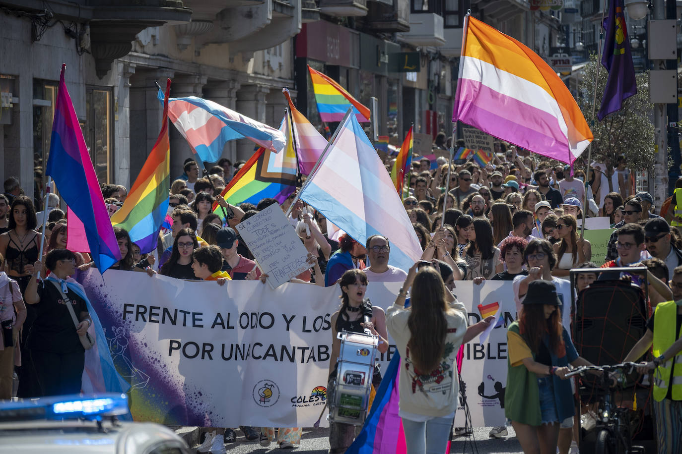 Cientos de personas se han sumado este sábado por la tarde a la manifestación en Santander del Día del Orgullo LGTBI+, en un ambiente reivindicativo y festivo desde la Plaza de Numancia a la de Alfonso XXIII.