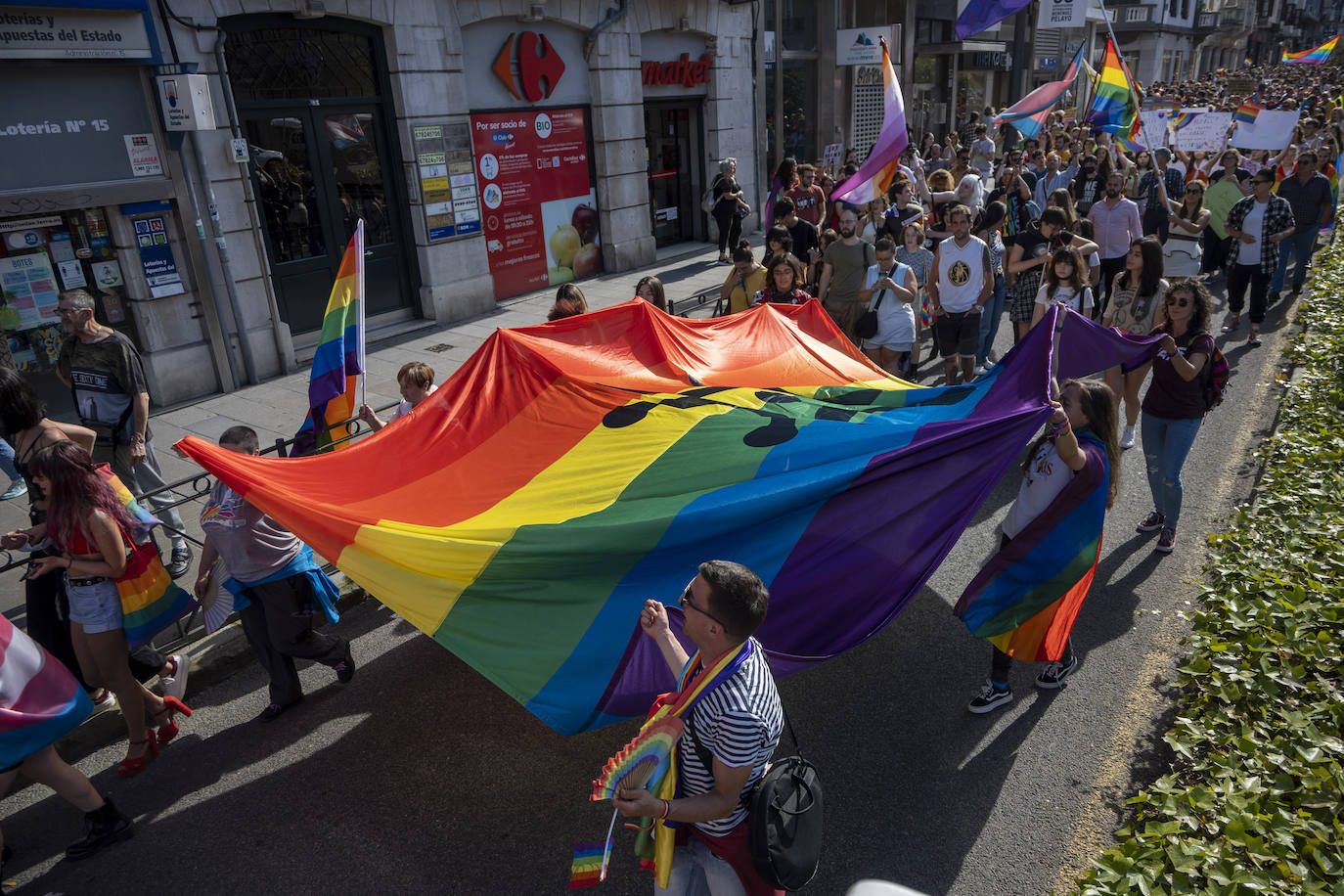 Cientos de personas se han sumado este sábado por la tarde a la manifestación en Santander del Día del Orgullo LGTBI+, en un ambiente reivindicativo y festivo desde la Plaza de Numancia a la de Alfonso XXIII.