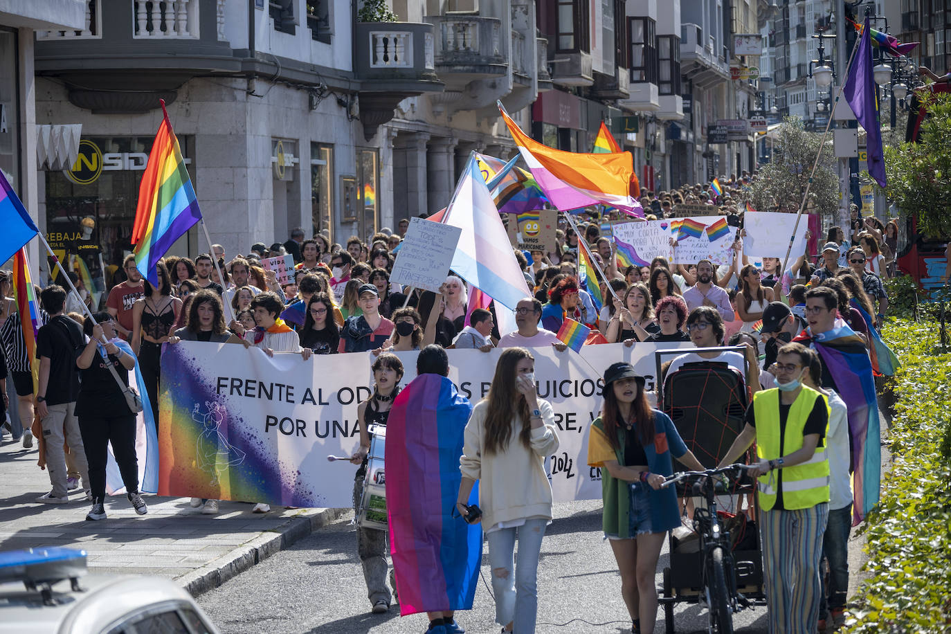 Cientos de personas se han sumado este sábado por la tarde a la manifestación en Santander del Día del Orgullo LGTBI+, en un ambiente reivindicativo y festivo desde la Plaza de Numancia a la de Alfonso XXIII.