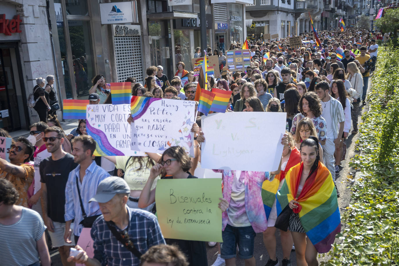 Cientos de personas se han sumado este sábado por la tarde a la manifestación en Santander del Día del Orgullo LGTBI+, en un ambiente reivindicativo y festivo desde la Plaza de Numancia a la de Alfonso XXIII.