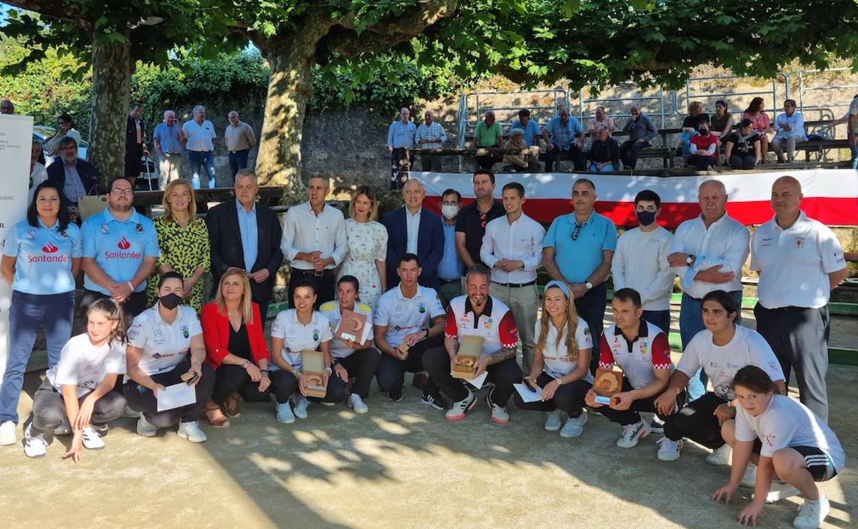 Representantes institucionales, jugadores y pinches posan en la foto de familia del torneo. 