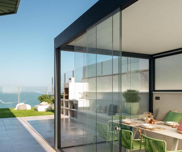 Pérgola de entrada y zona de piscina con vistas al mar Cantábrico