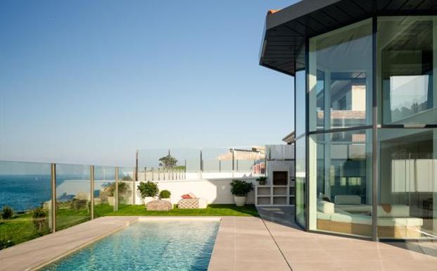 Un chalé viejo y oscuro de Castro Urdiales convertido en casa de diseño a los pies del Cantábrico