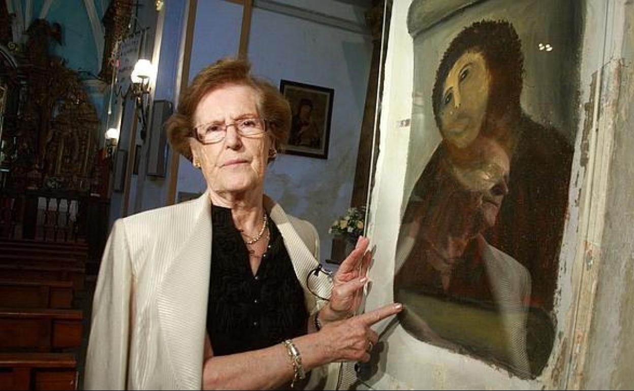 Cecilia Giménez, con su célebre obra.