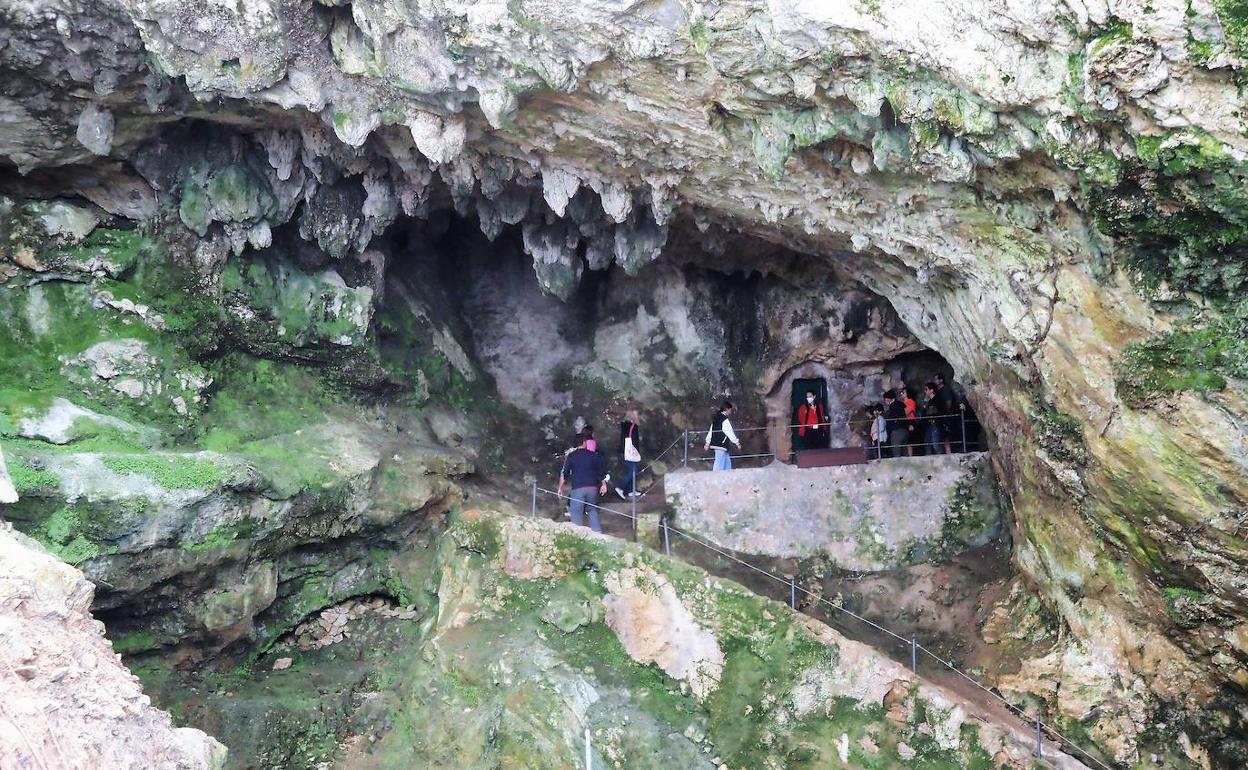 Entrada a la cueva de Puente Viesgo