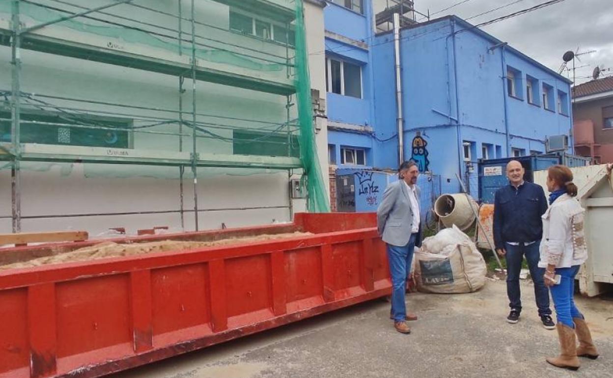 Argumosa, Arranz y Mendiguchía en las obras de la futura Jefatura. 