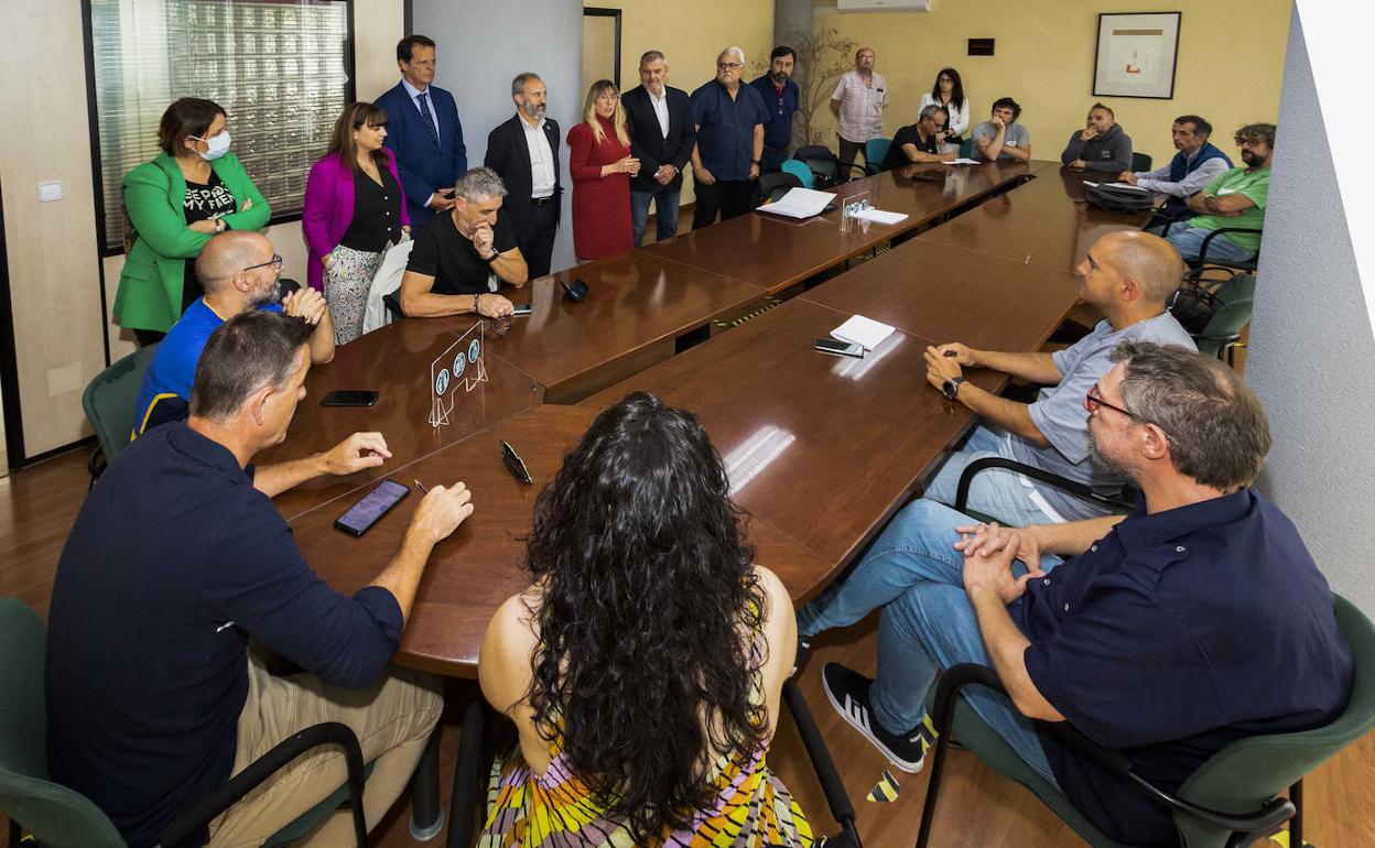 Gobierno y representantes de Pymetal y de los sindicatos, este lunes, durante la firma en el Orecla. 