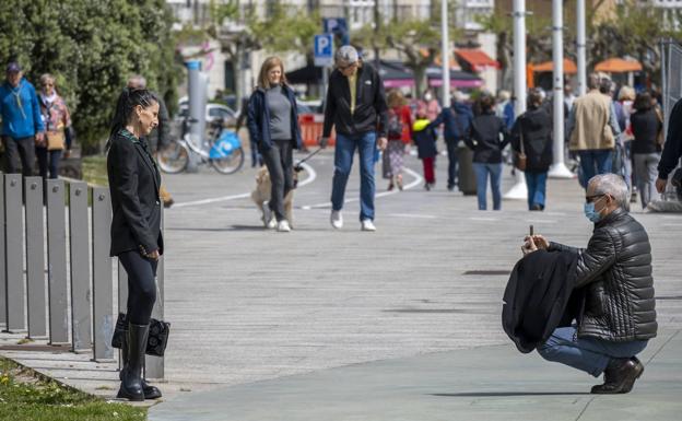 El sector servicios vuelve a tirar del empleo en el primer mes veraniego.