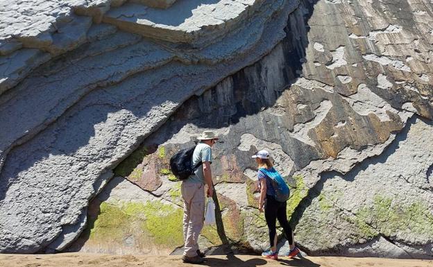 Mike Malaska y Melissa Rice ante las formaciones geológicas del Flysch de Zumaia que visitaron en el curso. 