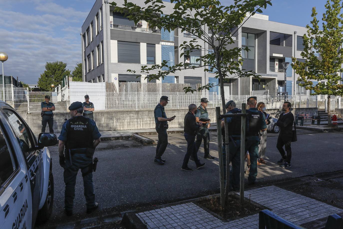 Agentes de la Guardia Civil en el instante previo al acceso a uno de los bloques de la urbanización.