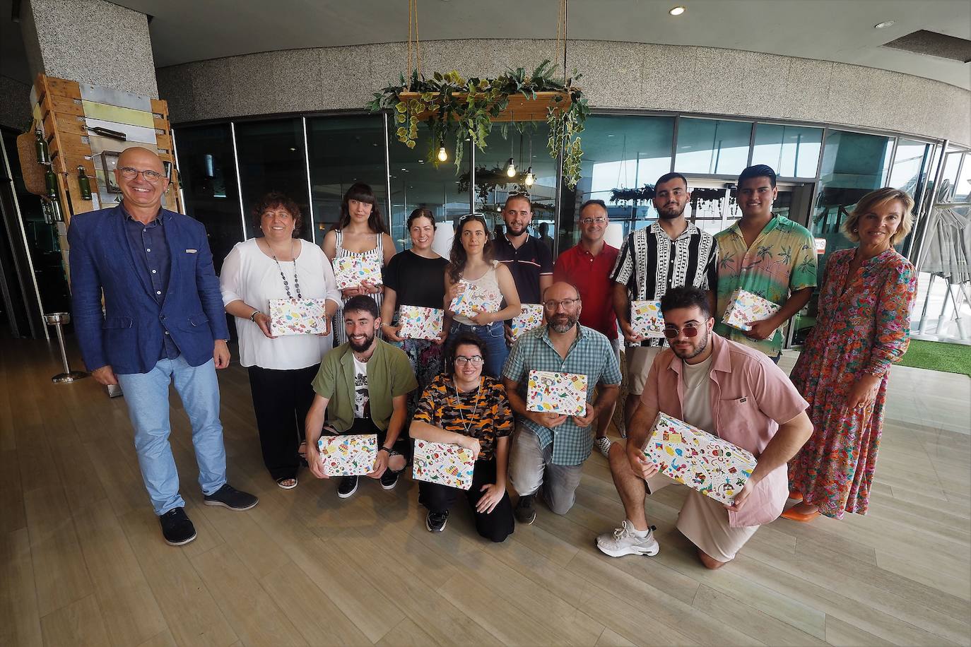 Los componentes de los equipos del Colegio María Auxiliadora, IES Las Llamas y la ESAC Roberto Orallo recibieron sus premios en el acto celebrado en El Corte Inglés de Santander. 