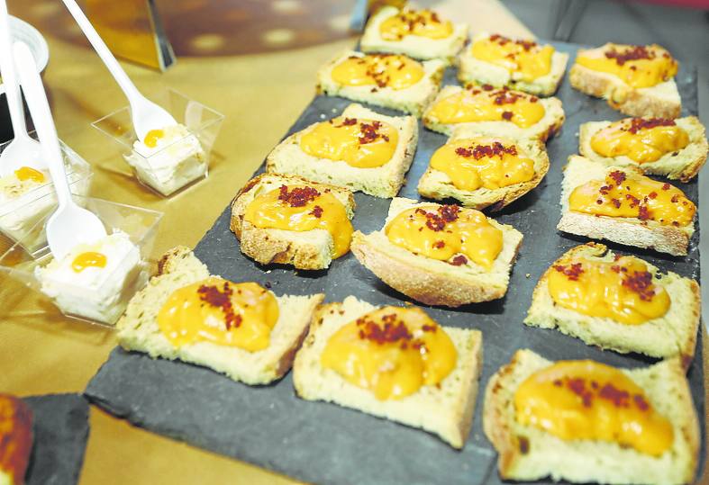 Tosta de pan de maíz con puré de patata y polvo de beicon.