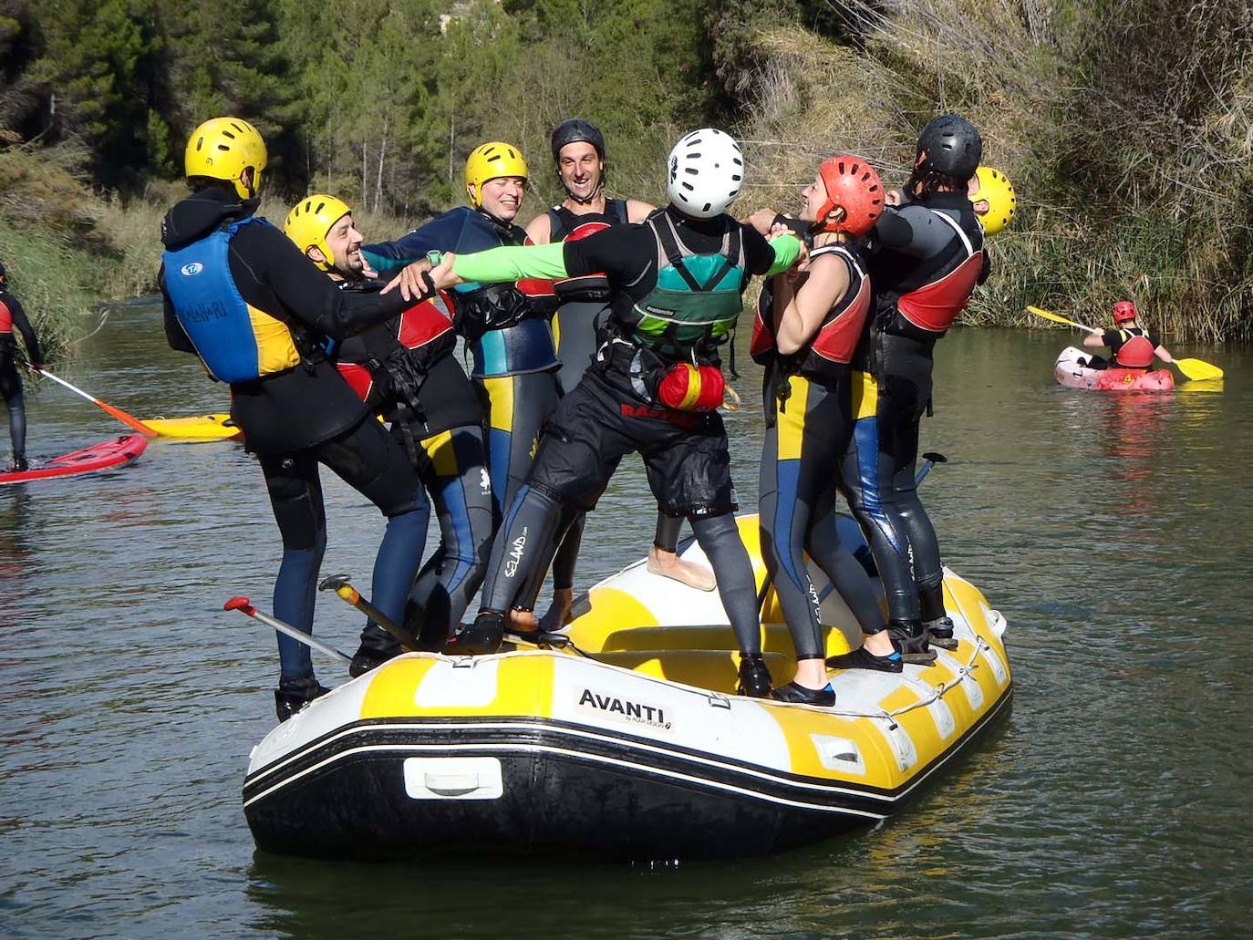 En esta propuesta de Kalahari Aventuras se desciende por las aguas bravas del río Cabriel (Valencia) en una embarcación neumática guiada únicamente por remos. Su propuesta clásica es de un tramo de ocho kilómetros, pero también tiene otra llamada Rafting de luxe, que sugiere una forma diferente de descender el Cabriel, pasando el día en el río. Sin prisas y disfrutando de cada tramo y cada rápido.