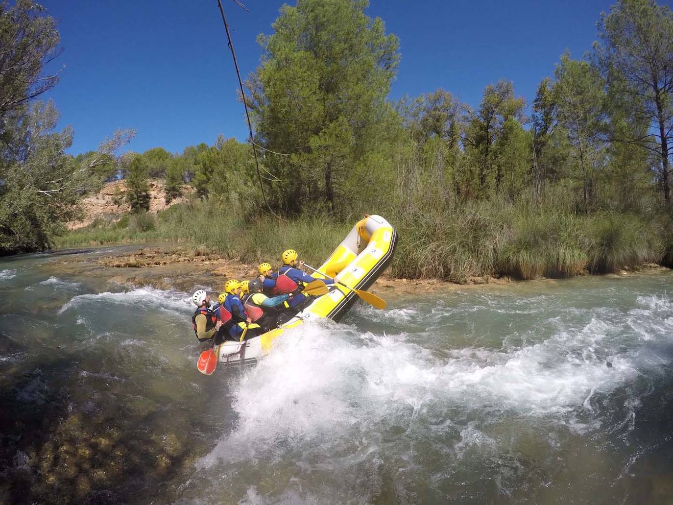 En esta propuesta de Kalahari Aventuras se desciende por las aguas bravas del río Cabriel (Valencia) en una embarcación neumática guiada únicamente por remos. Su propuesta clásica es de un tramo de ocho kilómetros, pero también tiene otra llamada Rafting de luxe, que sugiere una forma diferente de descender el Cabriel, pasando el día en el río. Sin prisas y disfrutando de cada tramo y cada rápido.