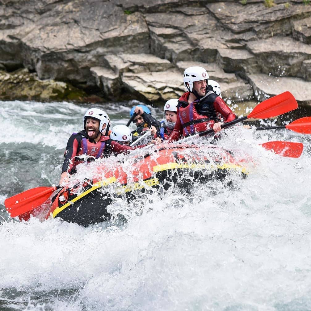 Esta experiencia transcurre en un río pirenaico que pasa por Murillo de Gállego, una pequeña isla zaragozana dentro de la provincia de Huesca. El Cañón del río Gállego comienza justo después de la presa del Pantano de la peña. Un descenso de más de 11 kilómetros durante una mañana de olas y agua grande. El desnivel hace de este tramo una actividad para aventureros, con ganas de emoción. Se comienza el descenso con uno de los pasos mas emocionantes del río de nivel IV que prepara para el siguiente tramo en el que el río se encañona entre paredes y las olas se suceden mientras el equipo trata de tomar los mandos de la balsa de rafting, siguen diferente rápidos hasta llegar a 'El embudo' un rápido con un desnivel y fuerza especial. Durante el descenso, se realizan saltos al agua, abordajes a otras barcas y sobre todo disfrutar de los salpicones y las grandes olas que se encuentran durante el descenso. 