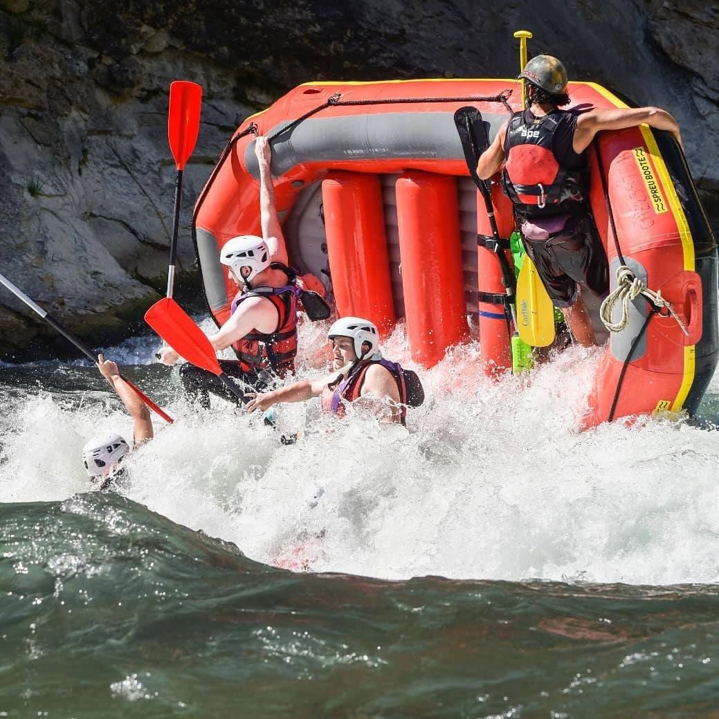 Esta experiencia transcurre en un río pirenaico que pasa por Murillo de Gállego, una pequeña isla zaragozana dentro de la provincia de Huesca. El Cañón del río Gállego comienza justo después de la presa del Pantano de la peña. Un descenso de más de 11 kilómetros durante una mañana de olas y agua grande. El desnivel hace de este tramo una actividad para aventureros, con ganas de emoción. Se comienza el descenso con uno de los pasos mas emocionantes del río de nivel IV que prepara para el siguiente tramo en el que el río se encañona entre paredes y las olas se suceden mientras el equipo trata de tomar los mandos de la balsa de rafting, siguen diferente rápidos hasta llegar a 'El embudo' un rápido con un desnivel y fuerza especial. Durante el descenso, se realizan saltos al agua, abordajes a otras barcas y sobre todo disfrutar de los salpicones y las grandes olas que se encuentran durante el descenso. 